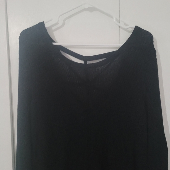 Torrid sweater with cut out back size 1x - Picture 2 of 7